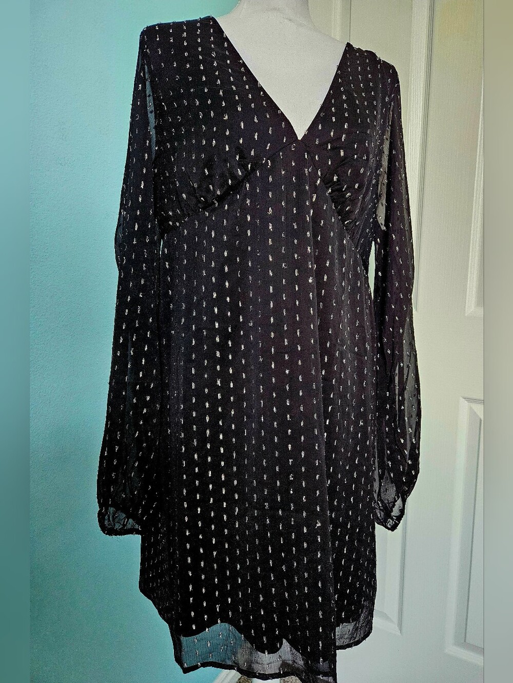 Black V-Neck Long Sleeve Shift Dress